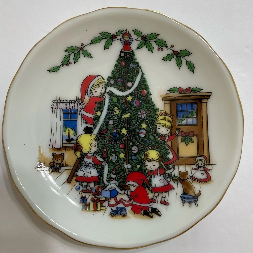 Set/4 Tiny Porcelain Japan Holiday Plates Children In Old Fashion Scenes